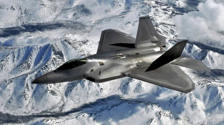 ¿Más OVNIs?; cierran espacio aéreo en Lago Michigan por objetos no identificados