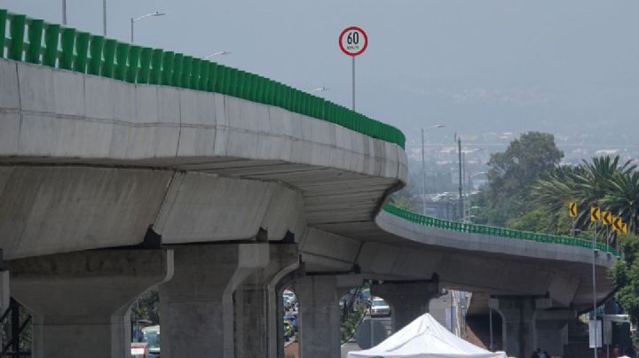 Salta de puente vehicular y lona le salva la vida