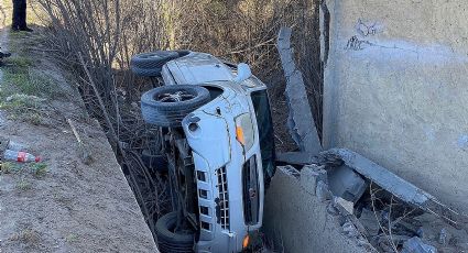 Vuelca su camioneta y acaba en barranco en la Carretera Aeropuerto