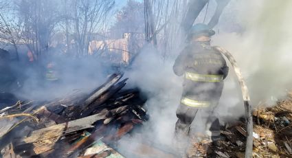 Incendio en terreno baldío afecta a bodega y casas en colonia Hidalgo | FOTOS