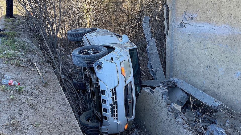 El chofer de este vehículo perdió el control y se volcó. Salió ileso y escapó