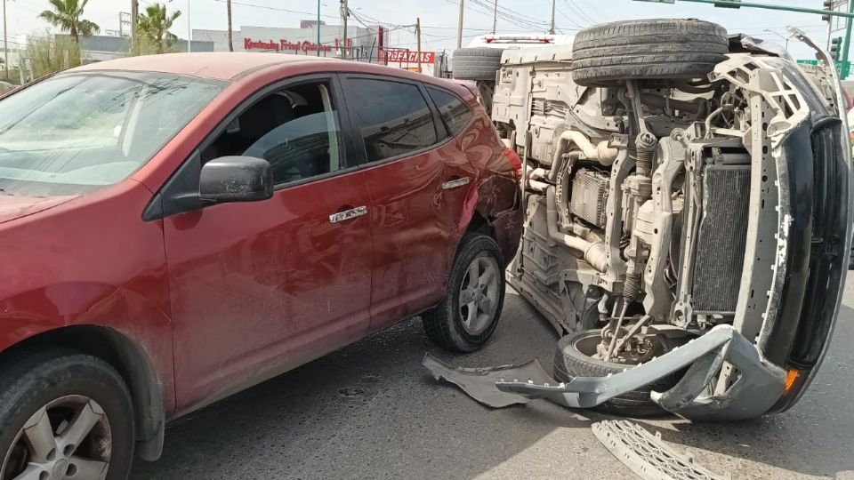 La conductora de un carro Nissan Rogue, chocó por detrás al Dodge Charger de reciente modelo