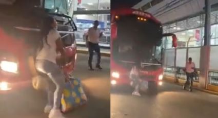 Mujer detiene autobús y ruega porque la dejen subir | VIDEO