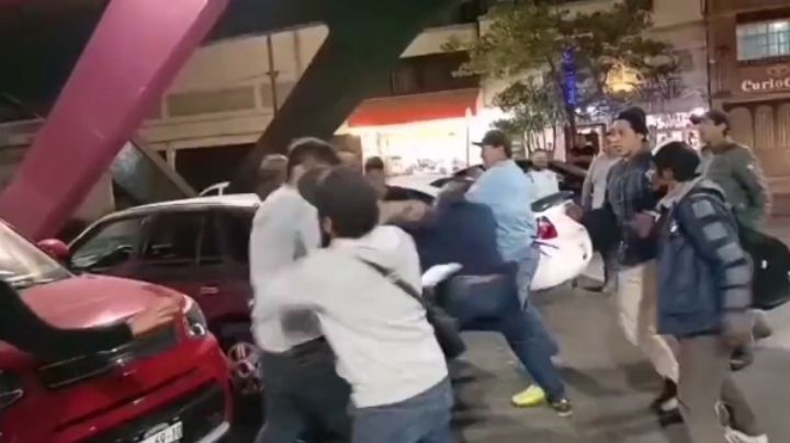 Captan pelea campal entre afectados por incidente vial en la CDMX | VIDEO