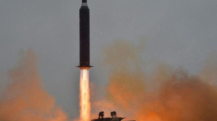 Norcorea prende las alarmas al lanzar potente misil que cae en el mar de Japón