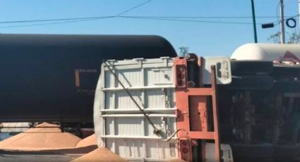 Tren parte a tráiler en dos; conductor intentó ganarle el paso | VIDEO