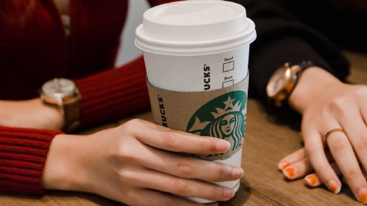 Starbucks: Retiran del mercado cientos de miles bebidas que contienen vidrio