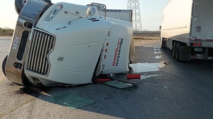 Volcadura en Libramiento Mex 2; exceso de peso vence al tráiler | FOTOS