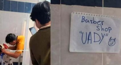 Joven estudiante pone su barbería en los baños de la escuela; hacen fila para ser atendidos