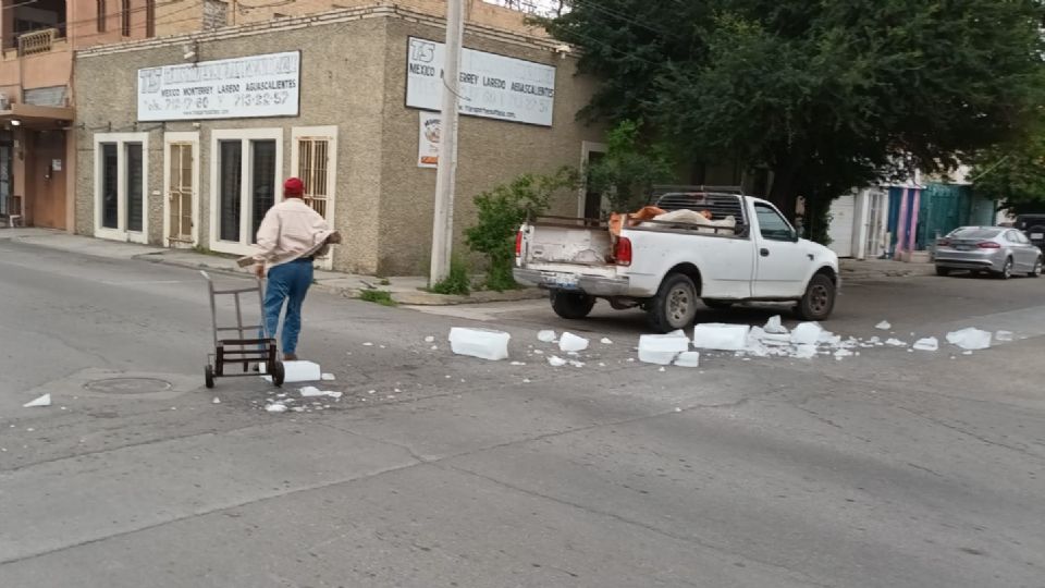 La caja de la camioneta no tenía tapa, por lo que salieron volando los hielos.