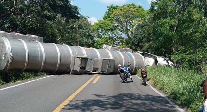 Volcadura de pipa bloquea por completo carretera de Tabasco