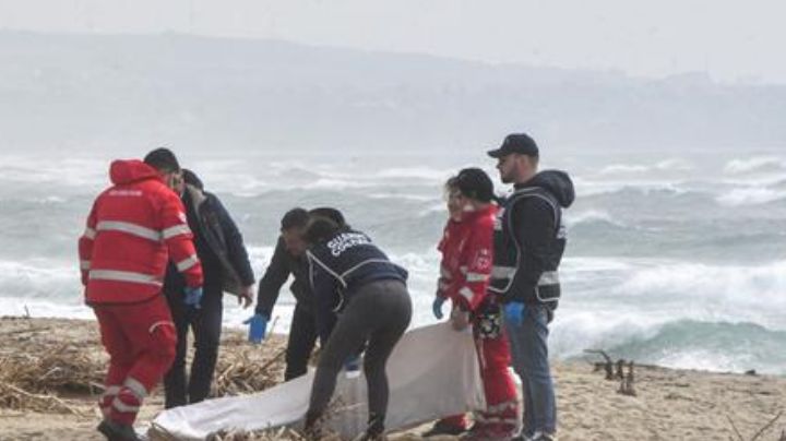 Bote de madera lleno de migrantes se estrella contra arrecife; hay 43 muertos