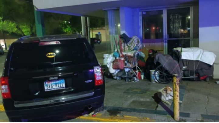 Indigente se salva de ser atropellado en Guerrero y Maclovio Herrera; el chofer huyó