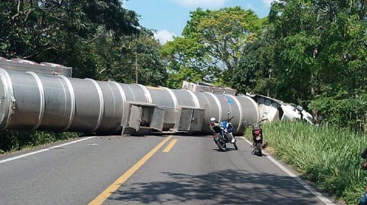 Volcadura de pipa bloquea por completo carretera de Tabasco