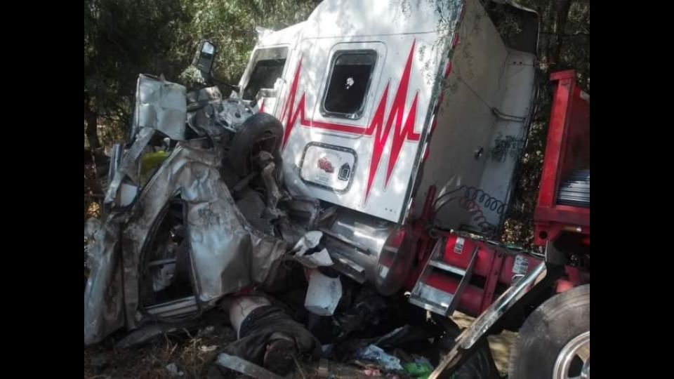 El tráiler se llevó de encuentro a cuatro autos