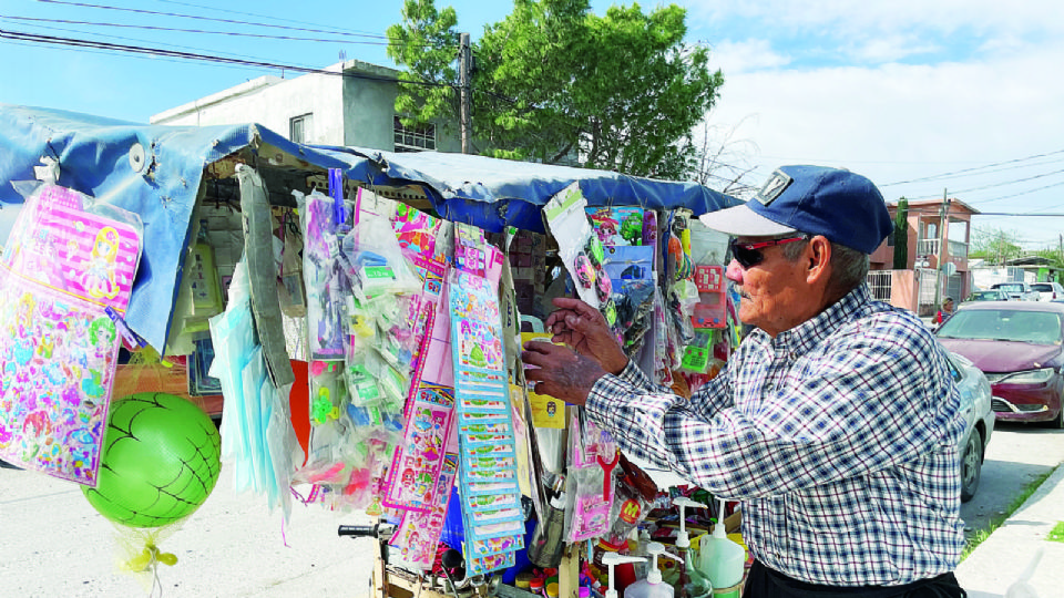 El abuelito vende dulces y juguetes en colonias y afuera de algunas escuelas.