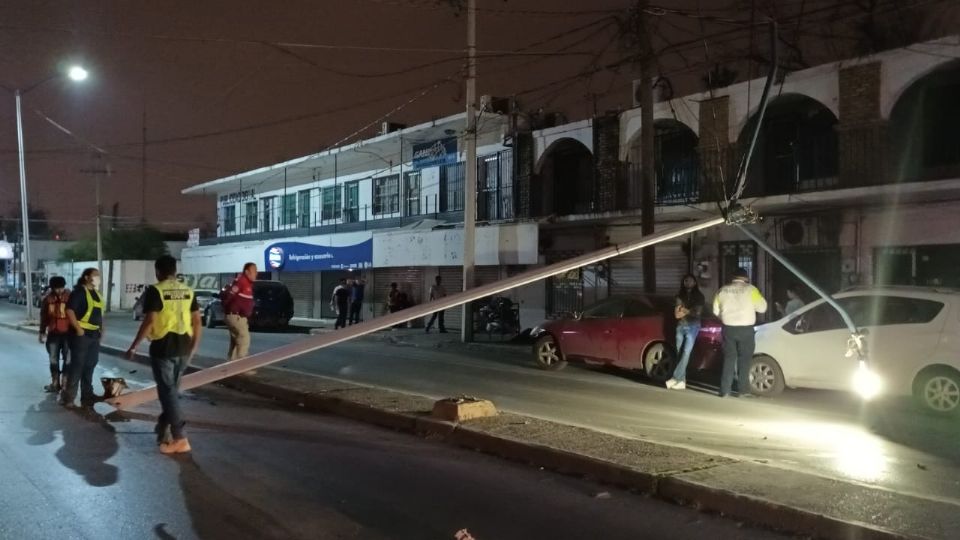 El conductor del Pontiac tendrá que pagar la reparación de su auto y el poste.