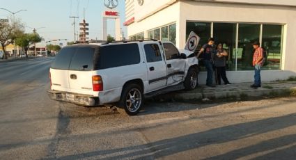 Aparatoso accidente en calle Zaragoza involucra una familia en camioneta