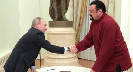 Otorga Vladimir Putin condecoración al actor estadounidense Steven Seagal | VIDEO