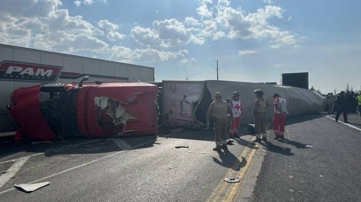 Se armó la rapiña de llantas; tráiler volcado en Toluca | FOTOS