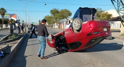 Hombre vuelca su auto en avenida César López de Lara; sale sin un rasguño