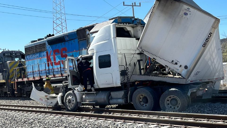 Así quedó el intento del tráiler por ganarle el paso al tren.