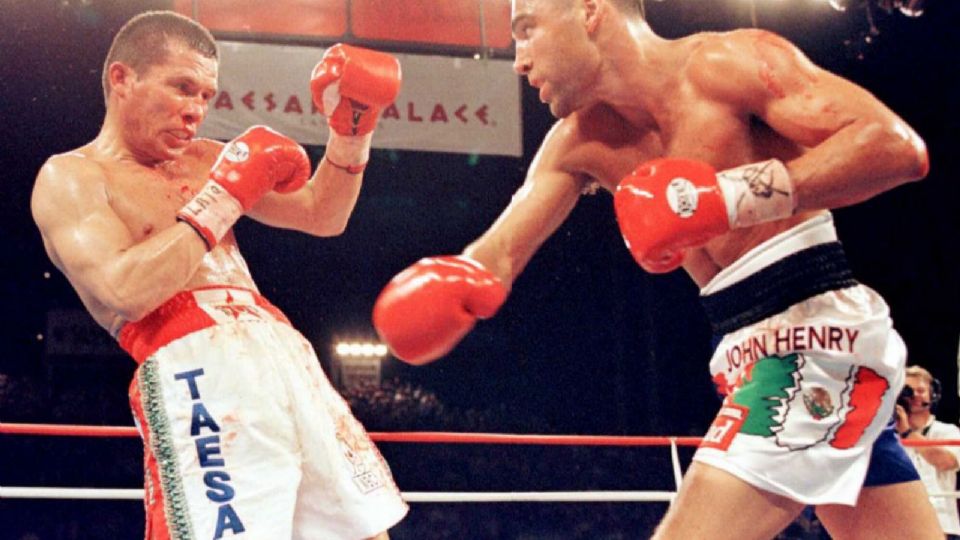 El 7 de junio de 1996 estuvo marcado con la gran victoria de de la Hoya frente al triple campeón Julio César Chávez