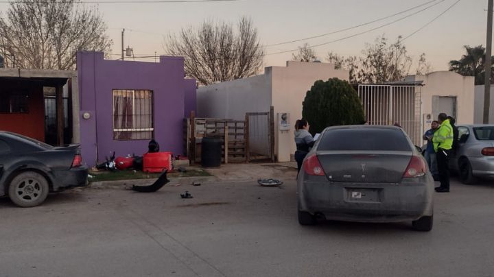 Se estrella repartidor de pollo frito contra auto en Valle Elizondo