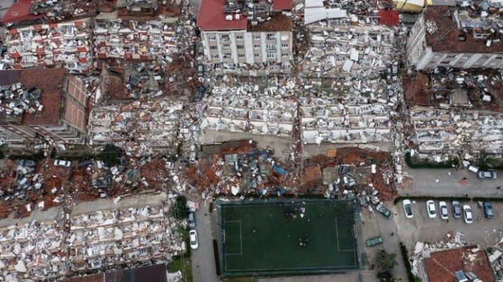 Van 2 mil 300 muertos tras sismo en Turquía y Siria; siguen buscando heridos en los escombros