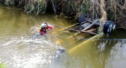 Hallan 14 personas sin vida en camioneta hundida en acequia de Pesquería