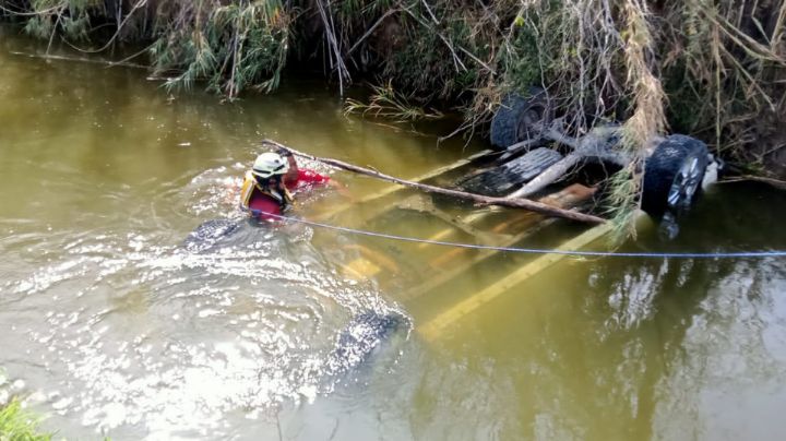 Hallan 14 personas sin vida en camioneta hundida en acequia de Pesquería