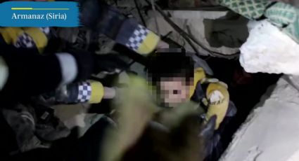 Siria: rescatan con vida a un niño de los escombros y sonríe en agradecimiento | VIDEO