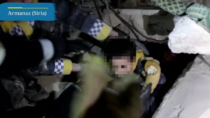Siria: rescatan con vida a un niño de los escombros y sonríe en agradecimiento | VIDEO