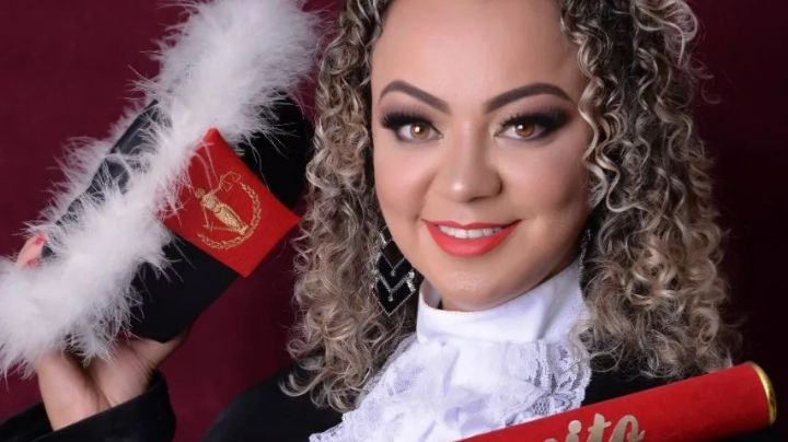 Mujer se gradúa de abogada y celebra en camión de basura por esta razón