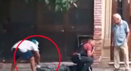 Ladrón le roba tenis a otro ladrón mientras es detenido por un policía | VIDEO