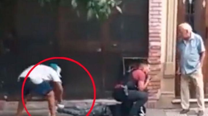 Ladrón le roba tenis a otro ladrón mientras es detenido por un policía | VIDEO