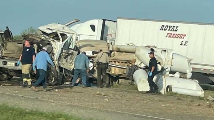 Volcadura de camión deja grave a chofer en la Carretera Interestatal 35