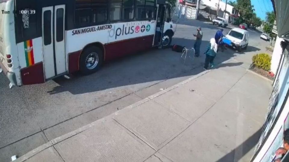 Camión arrolla a abuelito que cruzaba la calle