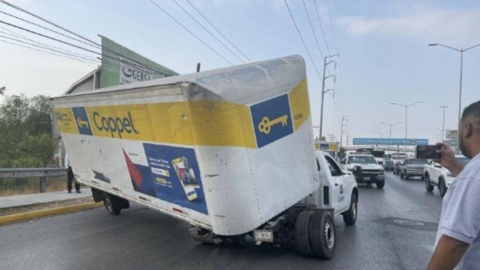 Al remolque se le desprendieron dos de las llantas traseras y estuvo a punto de volcar