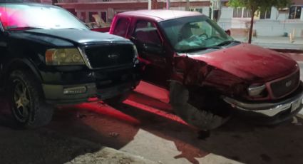 Choque en la Benito Juárez; se estampa contra camioneta estacionada