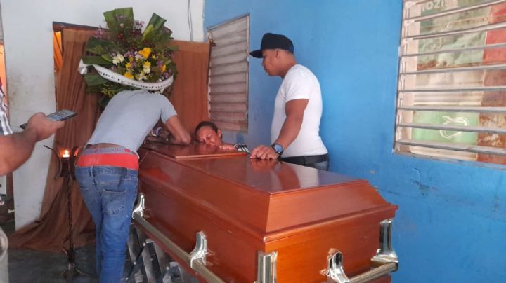 Revive en pleno funeral; bebe agua, sopa y ron | VIDEO