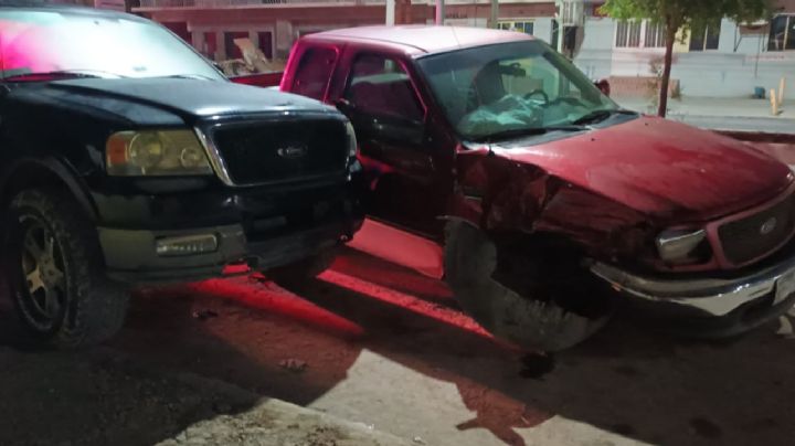 Choque en la Benito Juárez; se estampa contra camioneta estacionada