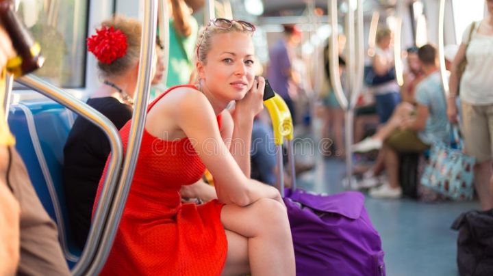 Mujer recrimina a joven por su forma de vestir: "haces pecar a los hombres"