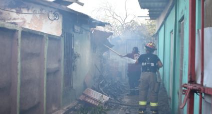 Dantesco incendio arrasa con una casa en colonia Buenavista; la deja en ruinas | FOTOS