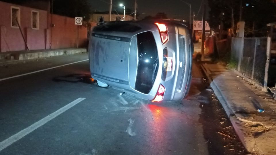 Así quedó la camioneta tras golpear con un poste de alumbrado público.