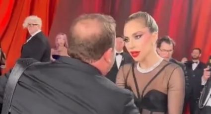 Lady Gaga evita caída de fotógrafo en Premios Oscar; en redes lo señalan por acoso | VIDEO