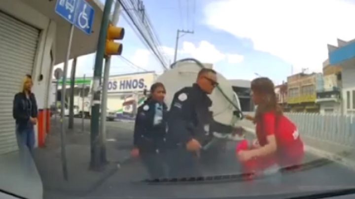 Mujer distraída se estrella contra camión; sale viva de milagro | VIDEO