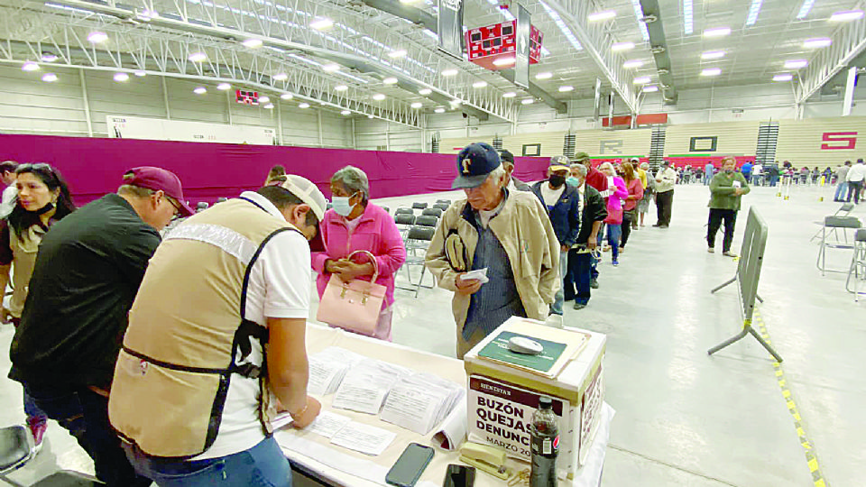 Los adultos mayores no han dejado de acudir a cobrar su pensión.