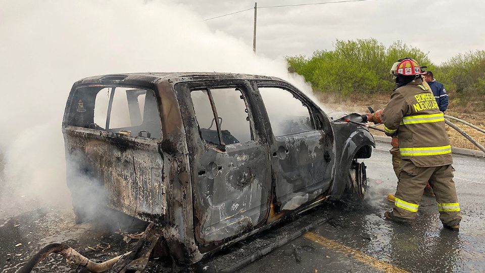 La camioneta del conductor de Estados Unidos terminó calcinada.