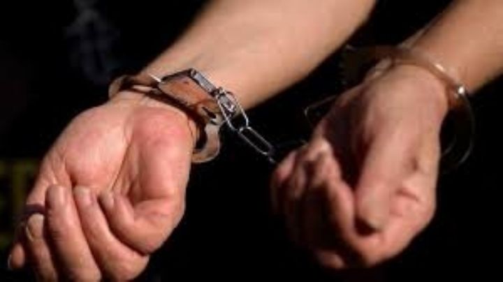 Mujer se desnuda en pizzería; ¿por qué lo hizo?